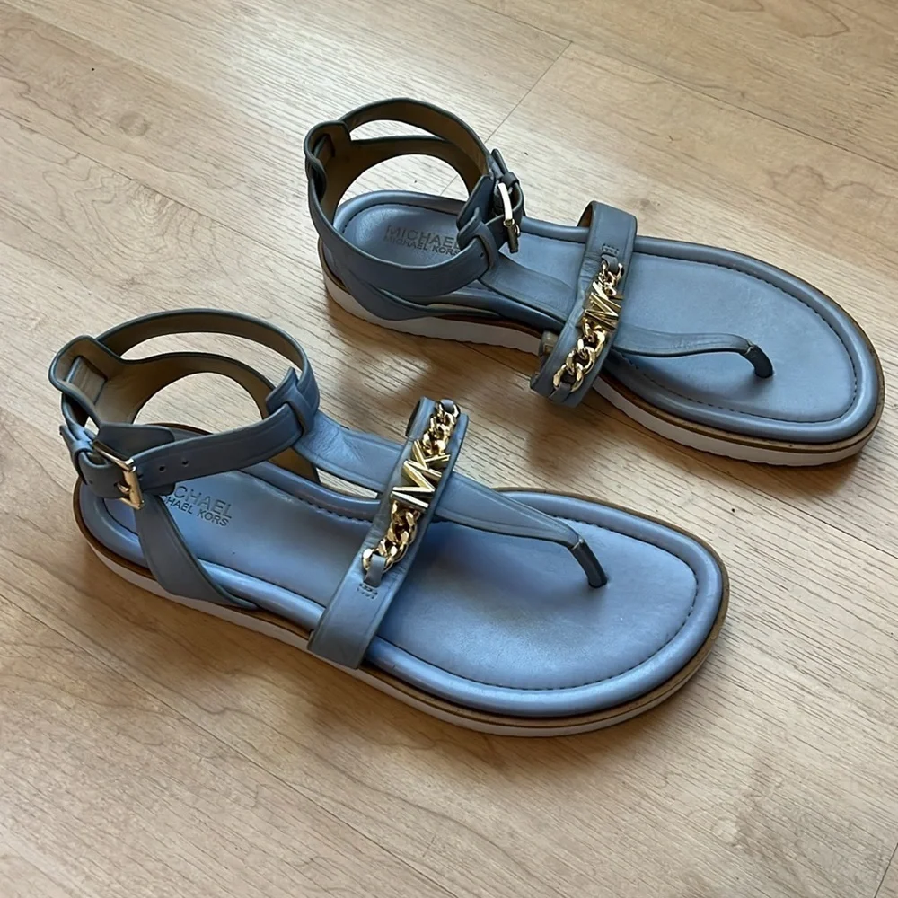 Michael Kors Farrow Thong Sandals Light Blue Size 7M Gladiator Chain Logo